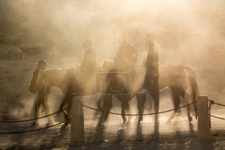 Téléchargez les photos : Horse riders leaving Giza pyramids in the evening, Egypt - en image libre de droit