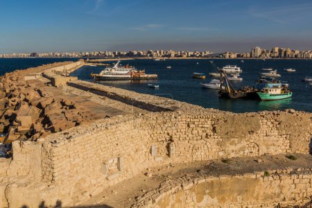 Téléchargez les photos : View of the Eastern Harbour from the Citadel of Qaitbay (Fort of Qaitbey) in Alexandria, Egypt - en image libre de droit