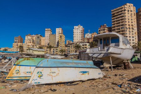 Foto de ALEXANDRIA, EGIPTO - 2 DE FEBRERO DE 2019: Vista de los astilleros en Alejandría, Egipto - Imagen libre de derechos