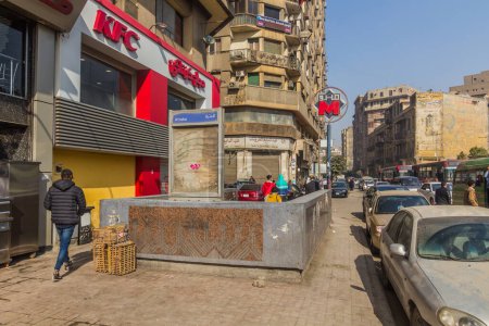 Foto de CAIRO, EGYPT - JANUARY 26, 2019: Attaba metro station entrance in the center of Cairo, Egypt - Imagen libre de derechos