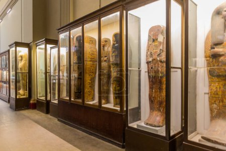 Téléchargez les photos : CAIRO, EGYPTE - 27 JANVIER 2019 : Sarcophages au Musée égyptien du Caire, Égypte - en image libre de droit