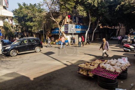 Foto de CAIRO, EGYPT - JANUARY 26, 2019: View of streets in the center of Cairo, Egypt - Imagen libre de derechos