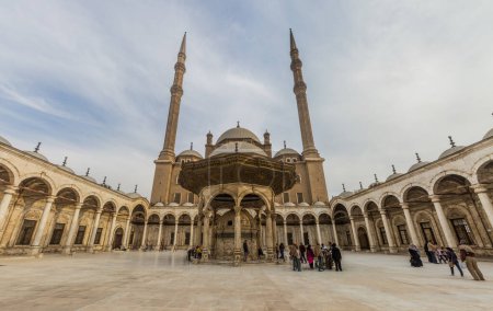 Foto de CAIRO, EGIPTO - 29 DE ENERO DE 2019: Patio de la Mezquita Muhammad Ali en la Ciudadela de El Cairo, Egipto - Imagen libre de derechos