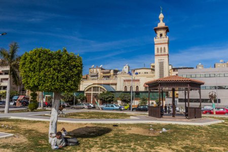 Téléchargez les photos : PORT SAID, EGYPT - FEBRUARY 3, 2019: Mosque of Muhammad Muhammad al-Maghribi al-Damiati and Fama Park in Port Said, Egypt - en image libre de droit