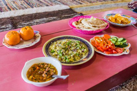 Téléchargez les photos : Food in Egypt - Eggs, fuul (beans), salad, bread and fruits - en image libre de droit