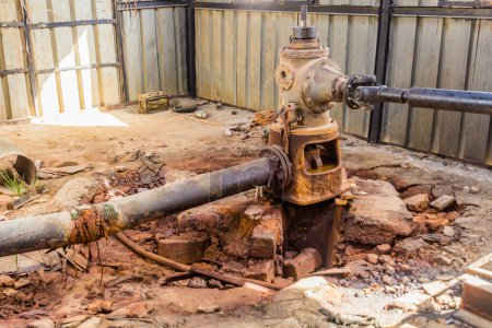 Téléchargez les photos : Old rusty water pump in Al Hayz village, Egypt - en image libre de droit