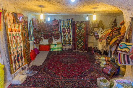 Foto de KANDOVAN, IRAN - JULY 15, 2019: Interior of a cave souvenir shop in Kandovan village, Iran - Imagen libre de derechos
