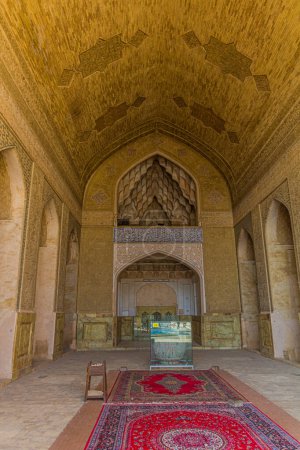 Foto de ISFAHAN, IRÁN - 9 de julio de 2019: Interior de la mezquita Jameh en Isfahán, Irán - Imagen libre de derechos