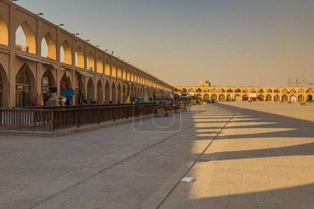 Foto de ISFAHAN, IRAN - JULY 9, 2019: Archways along Imam Ali square in Isfahan, Iran - Imagen libre de derechos
