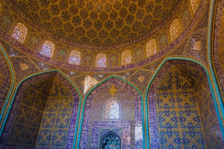Foto de ISFAHAN, IRÁN - 10 DE JULIO DE 2019: Interior de la mezquita Sheikh Lotfollah en Isfahán, Irán - Imagen libre de derechos