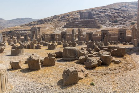 Téléchargez les photos : Ruines du Palais de 100 colonnes dans l'ancienne Persépolis, Iran - en image libre de droit