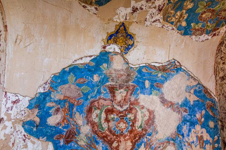 Foto de ISFAHAN, IRAN - JULY 9, 2019:  Dilapidated frescoes of the Gate of  Chehel Sotoon Palace in Isfahan, Iran - Imagen libre de derechos