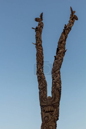 Téléchargez les photos : SHIRAZ, IRAN - JULY 8, 2019: Carved tree trunk in Jahan Nama garden in Shiraz, Iran - en image libre de droit