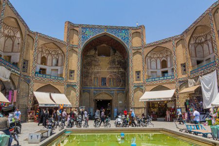 Foto de ISFAHAN, IRAN - JULY 9, 2019: Bazaar entrance (Keisaria gate) at Naqsh-e Jahan Square in Isfahan, Iran - Imagen libre de derechos