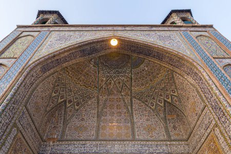 Téléchargez les photos : Portail (Iwan) de la mosquée Vakil à Shiraz, Iran. - en image libre de droit