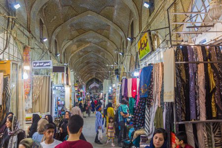Foto de SHIRAZ, IRÁN - 6 de julio de 2019: Vista del bazar Vakil (mercado) en Shiraz, Irán. - Imagen libre de derechos
