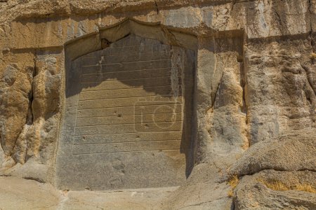 Foto de BISOTUN, IRAN - JULY 13, 2019: Safavid inscription in Mithradata (Mithridates) II relief in Bisotun, Iran - Imagen libre de derechos