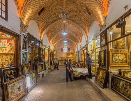Foto de TABRIZ, IRÁN - 15 de julio de 2019: Sección de pintura del Bazar en Tabriz, Irán - Imagen libre de derechos