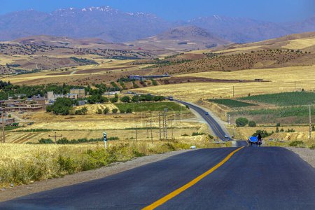 Téléchargez les photos : Road in Kurdistan region, Iran - en image libre de droit
