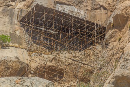 Foto de Scaffolding for renovations of the archeological area in Bisotun, Iran - Imagen libre de derechos