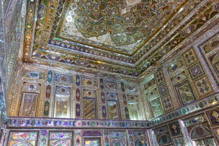 Foto de SHIRAZ, IRAN - JULY 6, 2019: Mirror decoration of Zinat Al-Molk Historical House in Shiraz, Iran. - Imagen libre de derechos