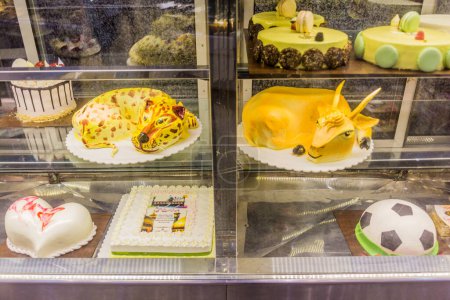 Foto de TABRIZ, IRAN - JULY 15, 2019: Various cakes in a sweet shop in Tabriz, Iran - Imagen libre de derechos