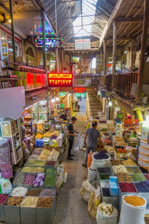 Foto de HAMADAN, IRÁN - 14 de julio de 2019: Vista de un bazar en Hamadán, Irán - Imagen libre de derechos