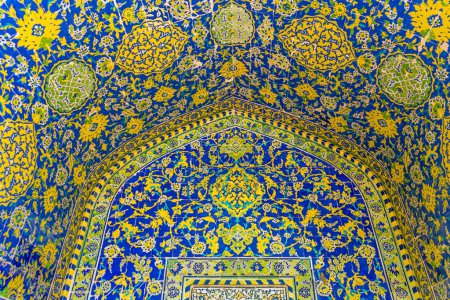 Foto de ISFAHAN, IRAN - JULY 9, 2019: Decoration of the Shah Mosque in Isfahan, Iran - Imagen libre de derechos