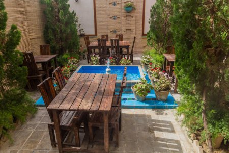 Foto de Tables of a small garden restaurant in Isfahan, Iran - Imagen libre de derechos