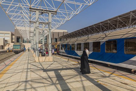 Foto de SHIRAZ, IRAN - JULY 6, 2019: Platform of the railway station in Shiraz, Iran. - Imagen libre de derechos