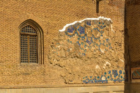 Foto de Remnants of tiles at the Blue mosque in Tabriz, Iran - Imagen libre de derechos