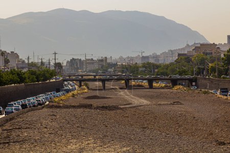 Téléchargez les photos : Dry bed of Khoshk river  in Shiraz, Iran - en image libre de droit
