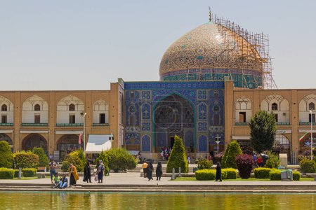 Foto de ISFAHAN, IRÁN - 9 de julio de 2019: Mezquita Sheikh Lotfollah en la plaza Naqsh-e Jahan en Isfahan, Irán - Imagen libre de derechos