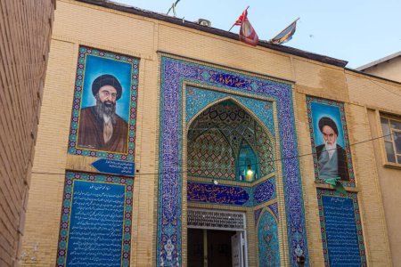 Foto de SHIRAZ, IRAN - JULY 6, 2019: Portraits of Ali Khamenei and Ruhollah Khomeini on a building in Shiraz, Iran. - Imagen libre de derechos