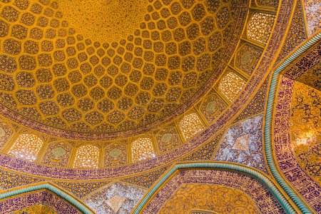 Photo pour ISFAHAN, IRAN - 10 JUILLET 2019 : Dôme de la mosquée Cheikh Lotfollah à Ispahan, Iran - image libre de droit