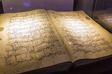 Téléchargez les photos : SHIRAZ, IRAN - JULY 8, 2019: Handwritten Quran in the Pars Museum in Shiraz, Iran - en image libre de droit