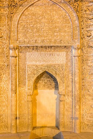 Foto de ISFAHAN, IRÁN - 9 de julio de 2019: Mihrab de la mezquita Jameh en Isfahán, Irán - Imagen libre de derechos