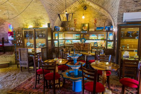 Téléchargez les photos : ISFAHAN, IRAN - JULY 10, 2019: Cafe under the arches of Khaju (Khajoo) bridge in Isfahan, Iran - en image libre de droit