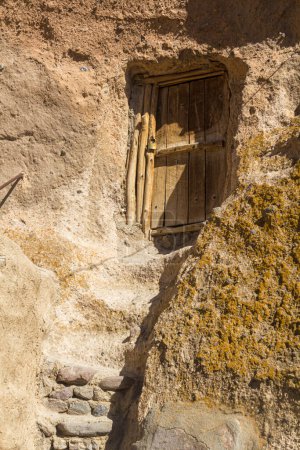 Foto de Door of a cave cliff house in Kandovan village, Iran - Imagen libre de derechos
