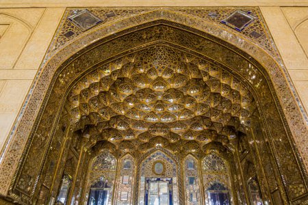 Téléchargez les photos : Portal (Iwan) of  Chehel Sotoon Palace in Isfahan, Iran - en image libre de droit
