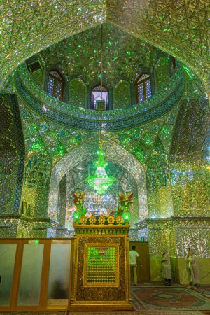 Téléchargez les photos : SHIRAZ, IRAN - 8 JUILLET 2019 : Intérieur d'Imamzadeh-ye Ali Ebn-e Hamze (Mausolée Ali Ibn Hamza) à Shiraz, Iran - en image libre de droit
