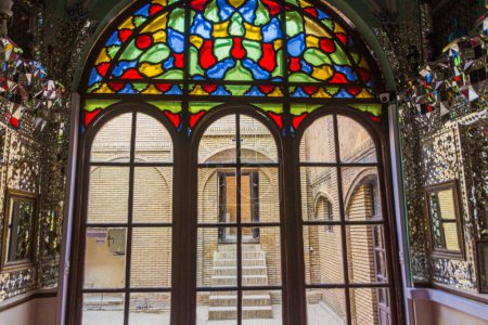 Foto de KERMANSHAH, IRAN - JULY 11, 2019: Window of Biglar Beigi Tekyeh (Tekyeh Biglarbeygi) Hosseinieh shrine in Kermanshah, Iran - Imagen libre de derechos