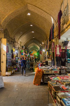 Foto de ISFAHAN, IRÁN - 9 de julio de 2019: Vista del Bazar (mercado) en Isfahán, Irán - Imagen libre de derechos