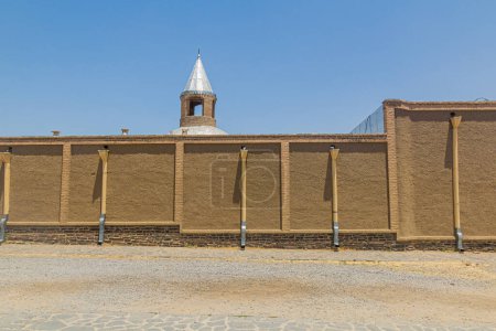 Téléchargez les photos : Stephen Gregory Church behind a wall in Hamadan, Iran - en image libre de droit