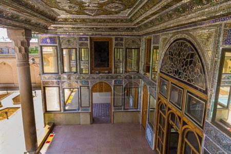 Téléchargez les photos : SHIRAZ, IRAN - JULY 8, 2019: Mirrored entrance hall of Qavam House in Naranjestan garden in Shiraz, Iran - en image libre de droit