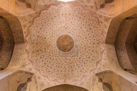 Foto de ISFAHAN, IRAN - JULY 9, 2019: DEcorations of Ali Qapu Palace in Isfahan, Iran - Imagen libre de derechos