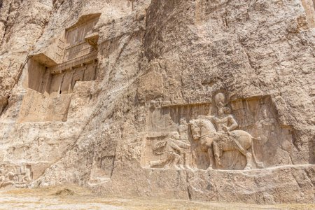 Foto de Triumph of Shapur I over the Roman emperors Valerian and Philip the Arab bas-relief in Naqsh-e Rostam, Iran - Imagen libre de derechos