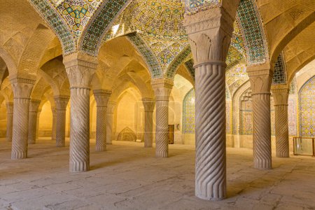 Téléchargez les photos : SHIRAZ, IRAN - 6 JUILLET 2019 : Voûtes de la mosquée Vakil à Shiraz, Iran. - en image libre de droit