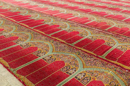 Foto de ISFAHAN, IRAN - JULY 9, 2019: Prayer carpet of the Jameh mosque in Isfahan, Iran - Imagen libre de derechos