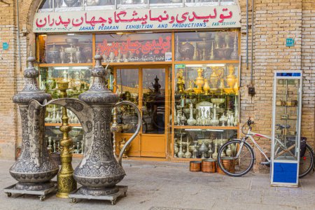 Foto de ISFAHAN, IRAN - JULY 10, 2019: Metal handicrafts store at Naqsh-e Jahan Square in Isfahan, Iran - Imagen libre de derechos